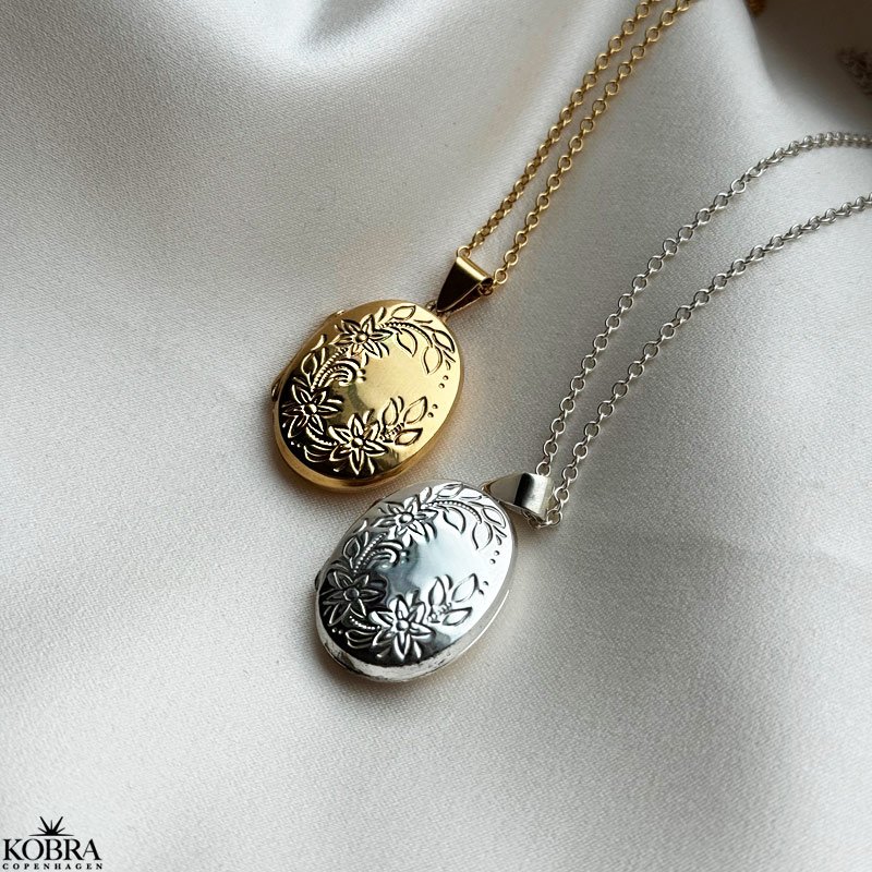 "Dahlia" oval silver medaljong med blommotiv