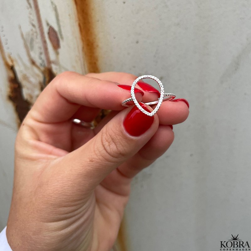 "Lara" drbe ring i slv med hvide sten