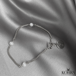 "Monroe" hndlavet slv armbnd med perler og lille graveret amulet