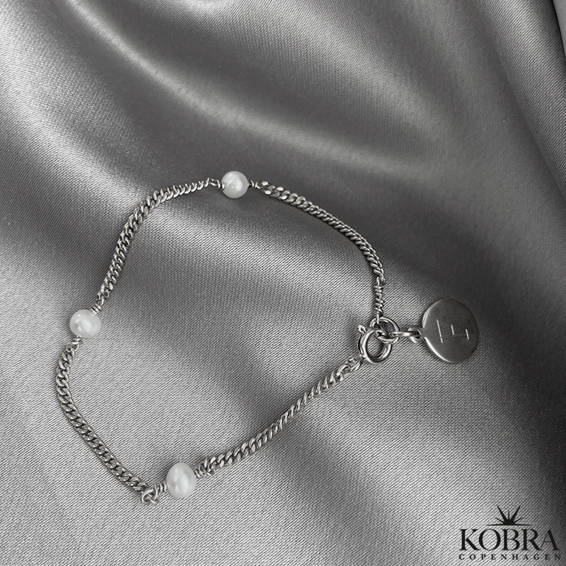 "Monroe" hndlavet slv armbnd med perler og lille graveret amulet