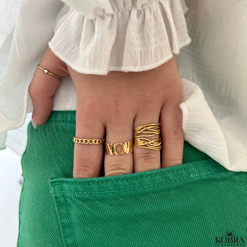 "Lucy" enkel guld ring med blgrn eller lilla sten