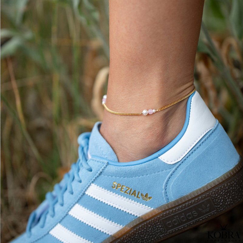 "Peach" håndlavet guld ankelkæde i 2 mm. panzerkæde med hvide perler