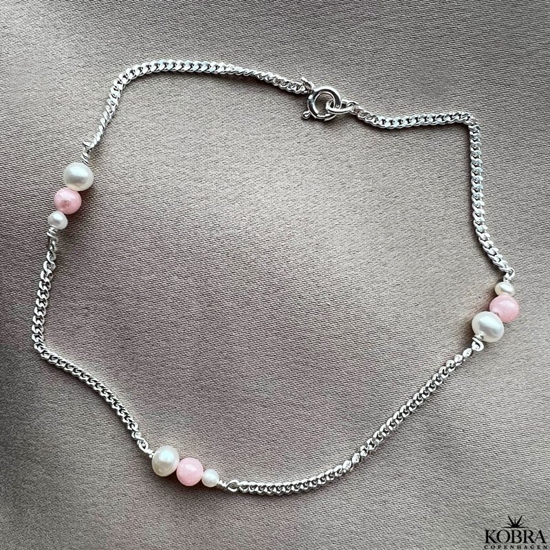 "Peach" hndlavet slv ankelkde i 2 mm. panzerkde med hvide perler
