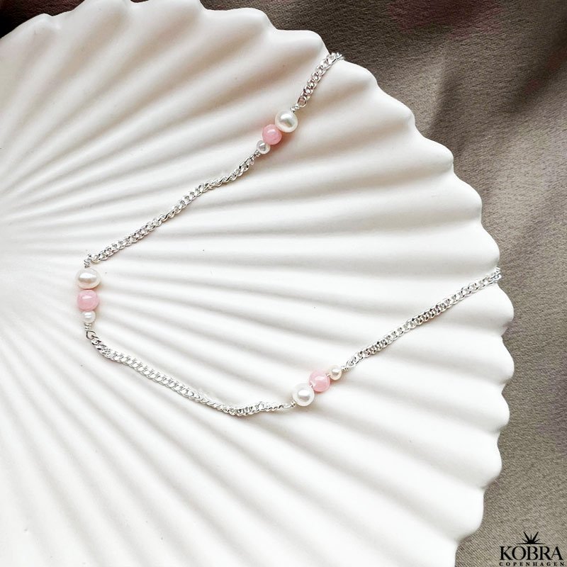 "Peach" hndlavet slv ankelkde i 2 mm. panzerkde med hvide perler