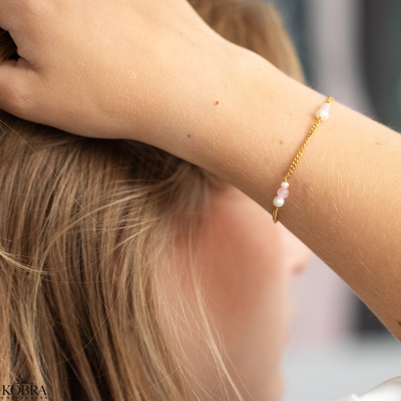 "Peach" guld panzer armbnd med hvide og lyserde perler