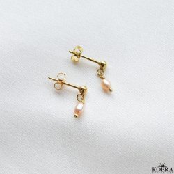 "Wilma" small gold plated pearl earrings  with peach colored pearls