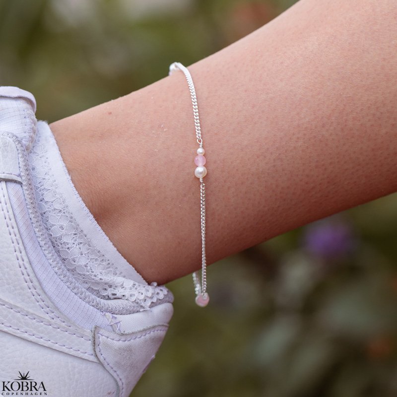 "Peach" hndlavet slv ankelkde i 2 mm. panzerkde med hvide perler