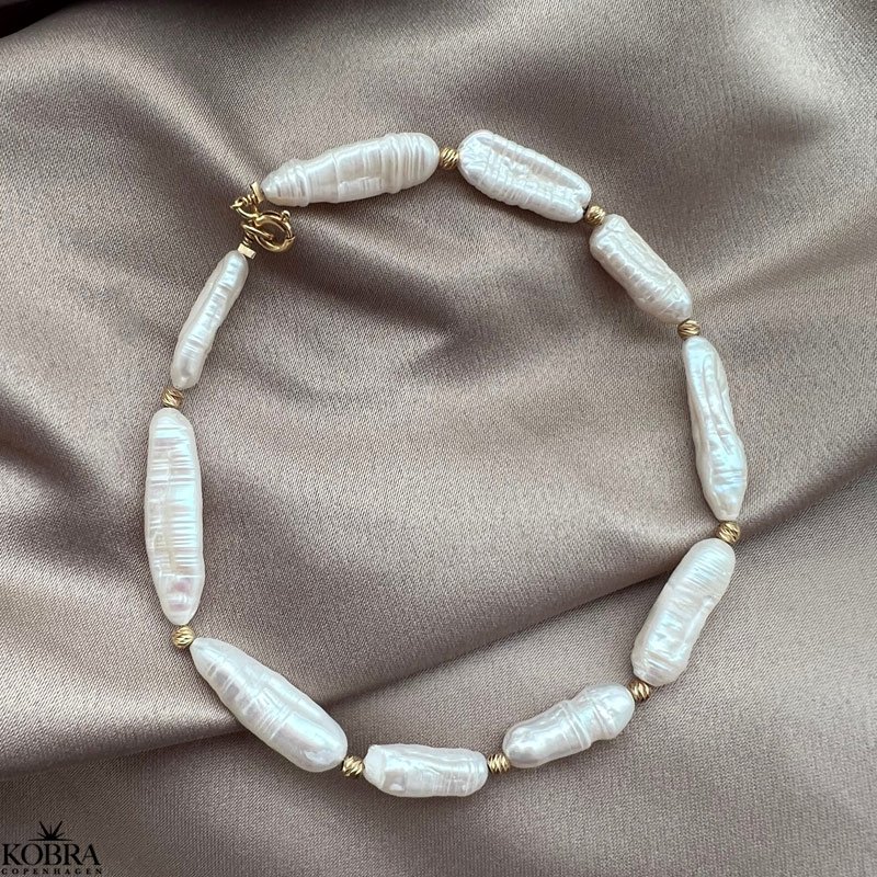 "Amanda" ankelkde med store gte ferskvandsperler med guldlukning