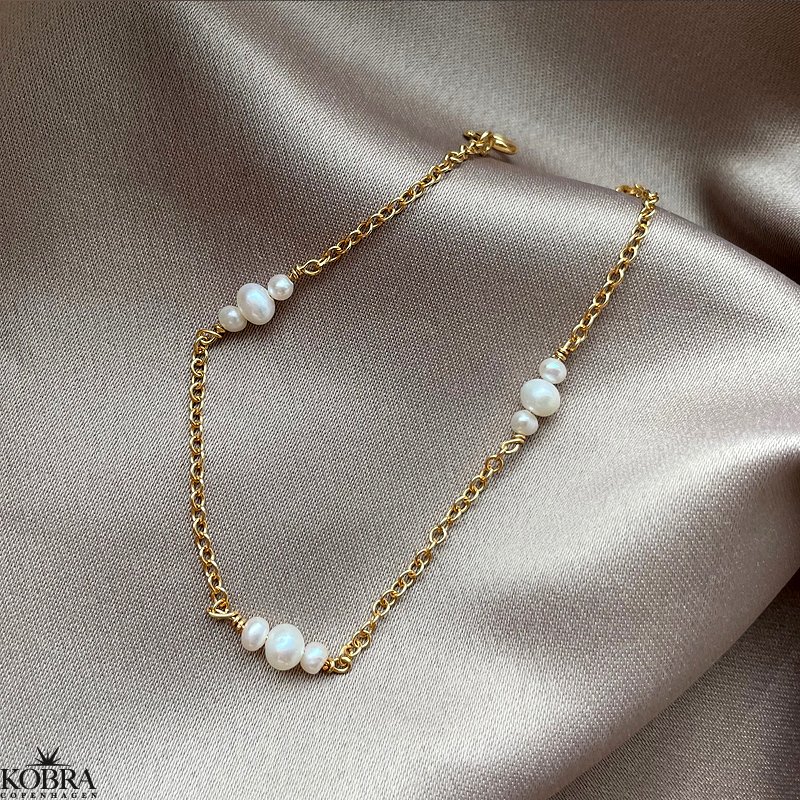 "Midsommar" forgyldt armbnd med perler og lille amulet