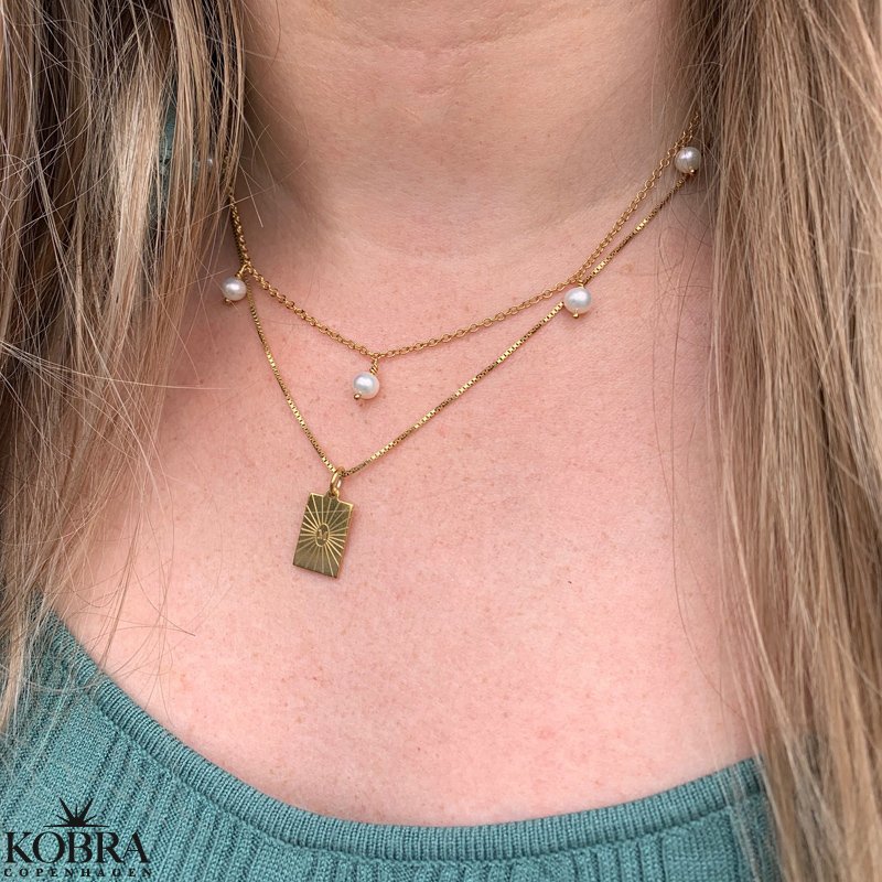 "Noella" guld halskde med 5 ferskvandsperler