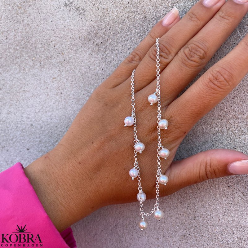 "Noella" slv halskde med 10 ferskvandsperler