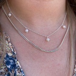 "Noella" slv halskde med 5 ferskvandsperler