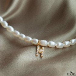 "Rosie" gte perlehalskde med dit personlige guld bogstav