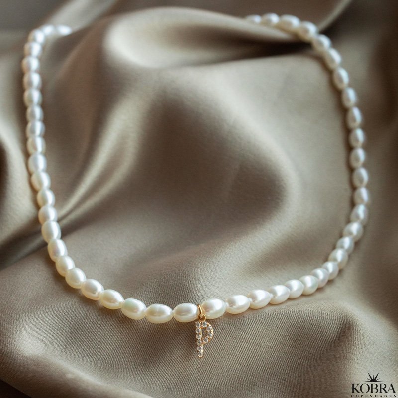 "Rosie" gte perlehalskde med dit personlige guld bogstav