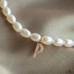 "Rosie" gte perlehalskde med dit personlige guld bogstav