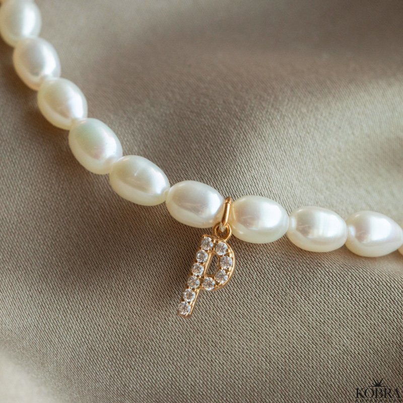 "Rosie" gte perlehalskde med dit personlige guld bogstav