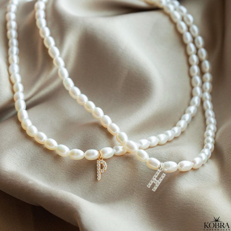 "Rosie" gte perlehalskde med dit personlige guld bogstav