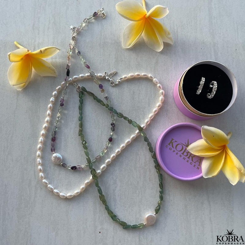 "Joanna" pearl necklace with white freshwater pearls in silver