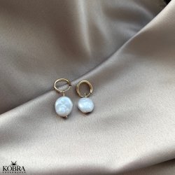 "Studio" guld reringe / hoops med organisk hvid ferskvandsperle