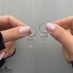 "Nahla" slv reringe med ferskenfarvet og hvide perler