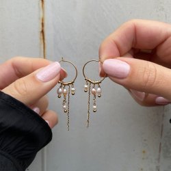 "Nahla" 18 karat forgyldte reringe med ferskenfarvet og hvide perler