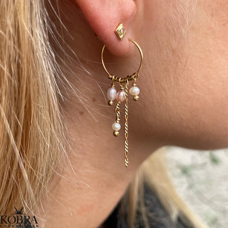 "Nahla" 18 karat forgyldte reringe med ferskenfarvet og hvide perler