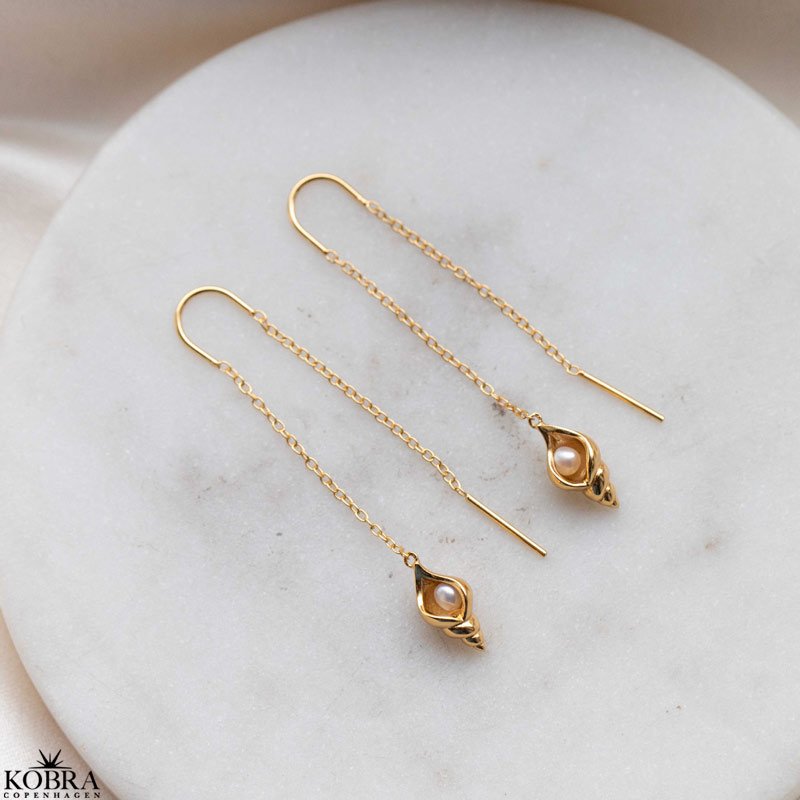 "Pearl Breeze" 18 karat forgyldte perlereringe med konkylie og ferskvandsperler