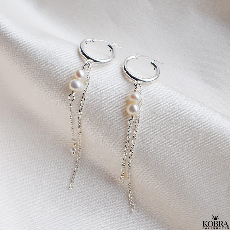 "Balance" silver earrings with white freshwater pearls