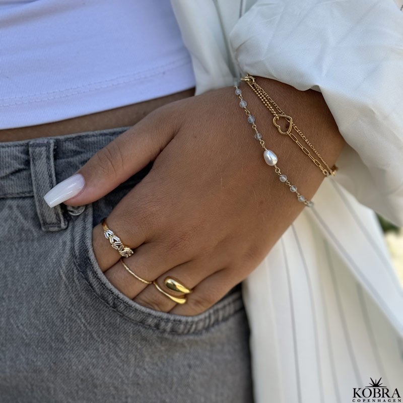 "Ellish" guld armbnd med bl aquamariner samt hvid ferskvandsperle