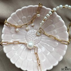 "Picola" guld armbnd med hvide ferskvandsperler og chunky kde