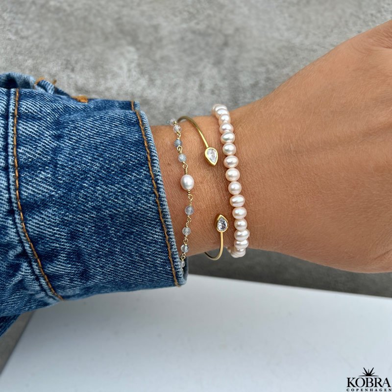 "Ellish" guld armbnd med bl aquamariner samt hvid ferskvandsperle