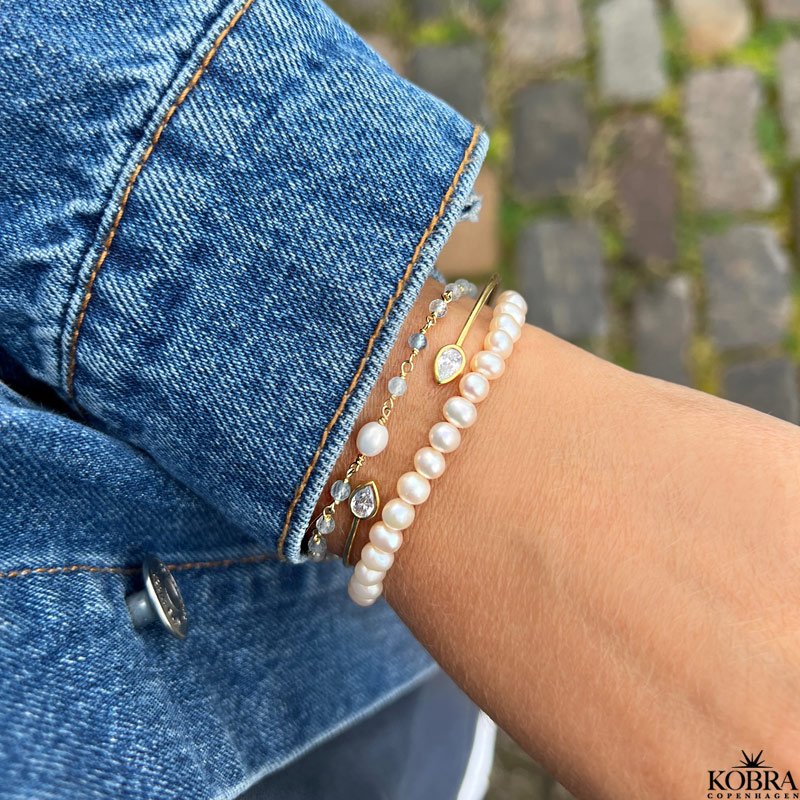 "Ellish" guld armbnd med bl aquamariner samt hvid ferskvandsperle