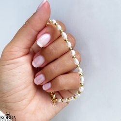 "Royal" perle armbnd med guld kugler