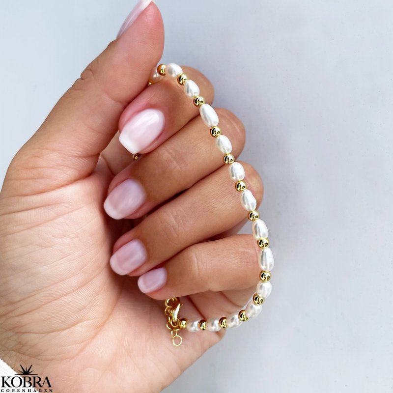 "Royal" perle armbnd med guld kugler