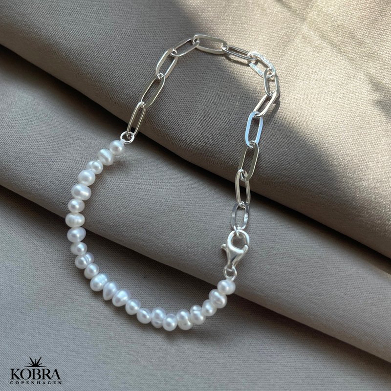 "Nirvana" Pearl bracelet in silver  with chain