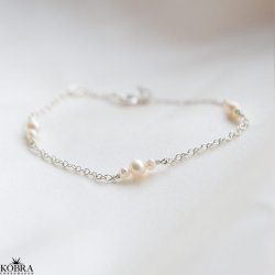 "Midsommar" sølv armbånd med ferskvandsperler og lille amulet