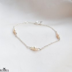 "Midsommar" sølv armbånd med ferskvandsperler og lille amulet