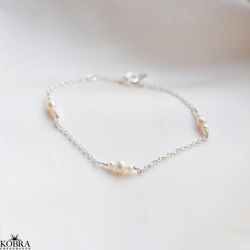 "Midsommar" sølv armbånd med ferskvandsperler og lille amulet