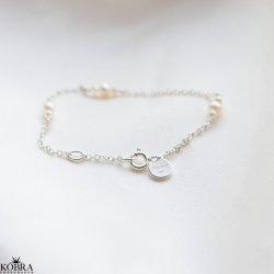 "Midsommar" sølv armbånd med ferskvandsperler og lille amulet