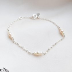 "Midsommar" sølv armbånd med ferskvandsperler og lille amulet