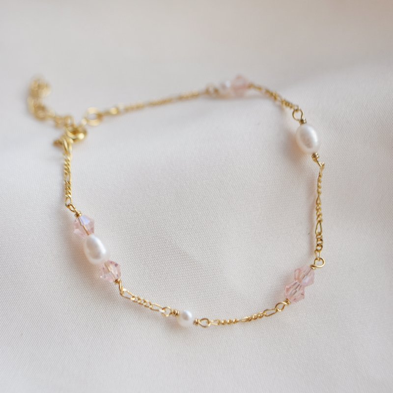 "Blush Pearl" Gold-plated bracelet with pearls and stones