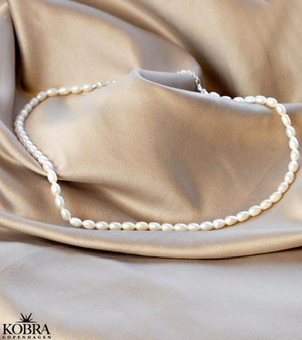 "Joanna" pearl necklace with white freshwater pearls in silver