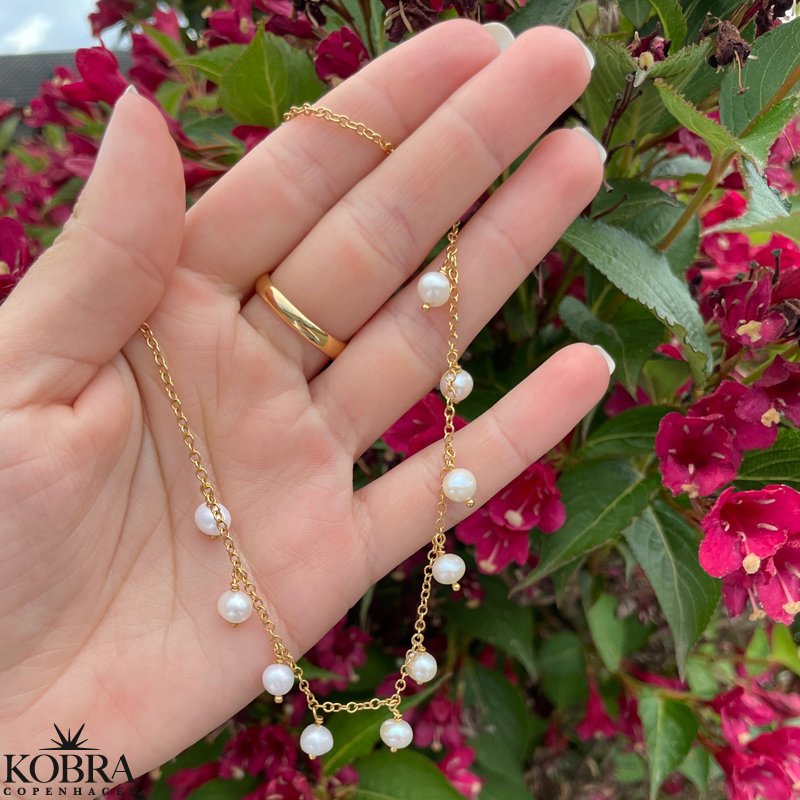 "Noella" gold necklace with 10 freshwater pearls