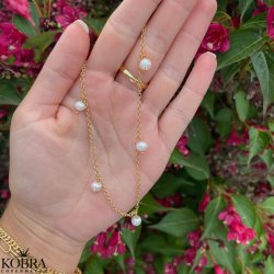 "Noella" guld halskde med 5 ferskvandsperler