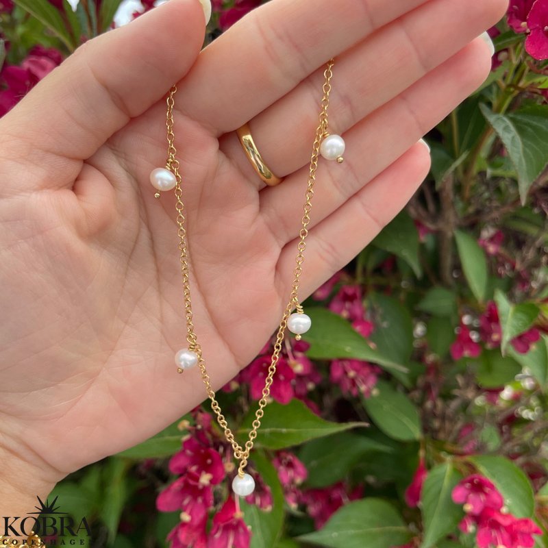 "Noella" guld halskde med 5 ferskvandsperler