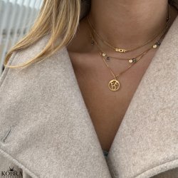 "Pittioni" guld perlekde med bl ferskvandsperler og sm amuletter