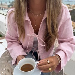 "Penny" 18 karat forgyldt perle halsk�de med hvide ferskvandsperler