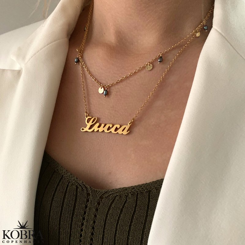 "Pittioni" guld perlekde med bl ferskvandsperler og sm amuletter