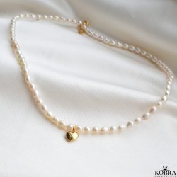 "Rosie" gte perlehalskde med lille guld hjerte inklusiv personlig indgravering