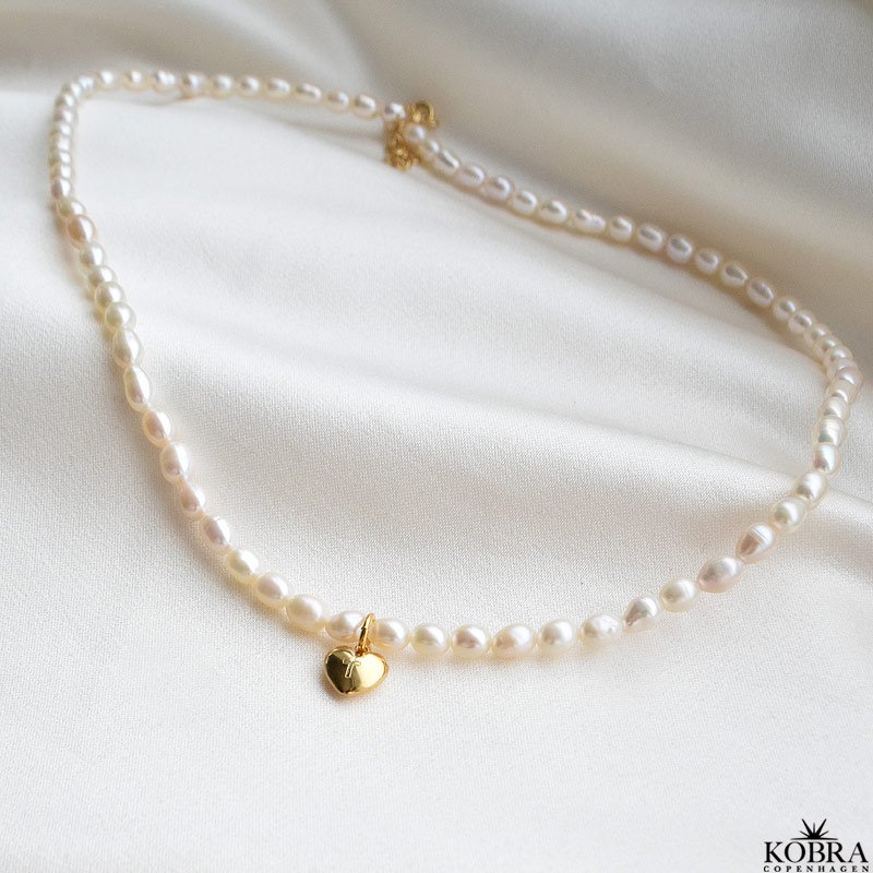 "Rosie" gte perlehalskde med lille guld hjerte inklusiv personlig indgravering